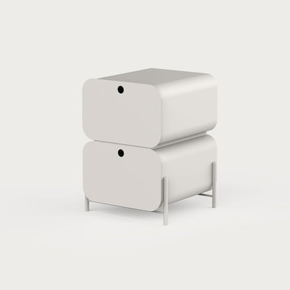 Yuvarlatılmış hatlı metal Pod Komodin; minimal, modern ve el yapımı tasarım. Çift çekmeceli yapısıyla yatak odası için fonksiyonel ve dekoratif çözüm. Ücretsiz kargo.