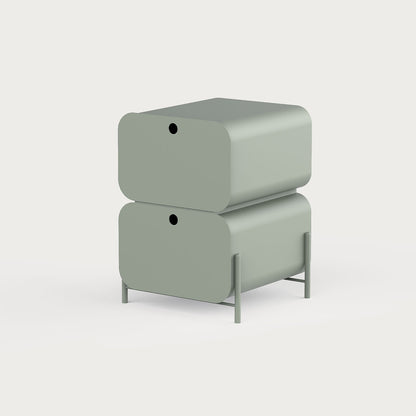 Yuvarlatılmış hatlı metal Pod Komodin; minimal, modern ve el yapımı tasarım. Çift çekmeceli yapısıyla yatak odası için fonksiyonel ve dekoratif çözüm. Ücretsiz kargo.