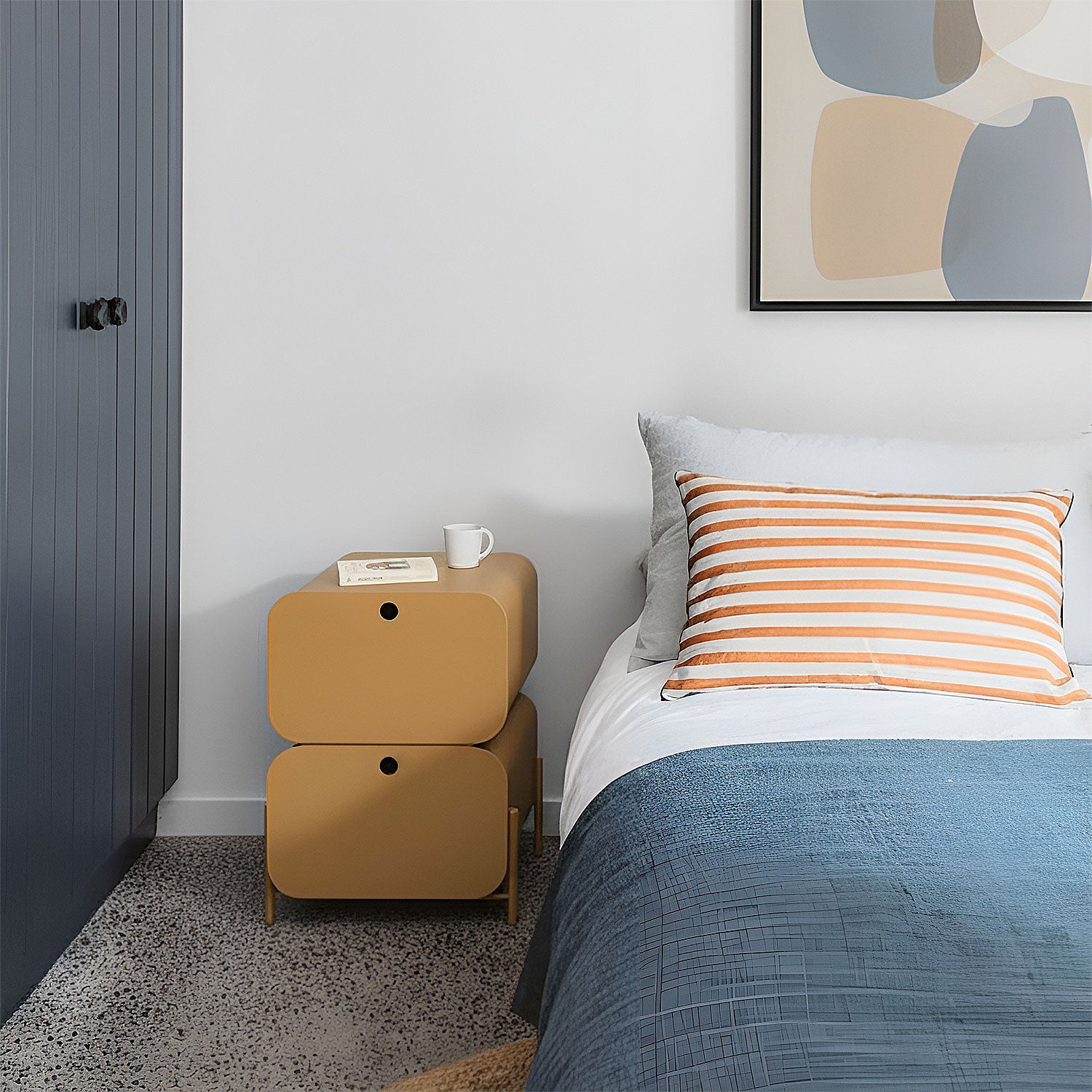 Yuvarlatılmış hatlı metal Pod Komodin; minimal, modern ve el yapımı tasarım. Çift çekmeceli yapısıyla yatak odası için fonksiyonel ve dekoratif çözüm. Ücretsiz kargo.